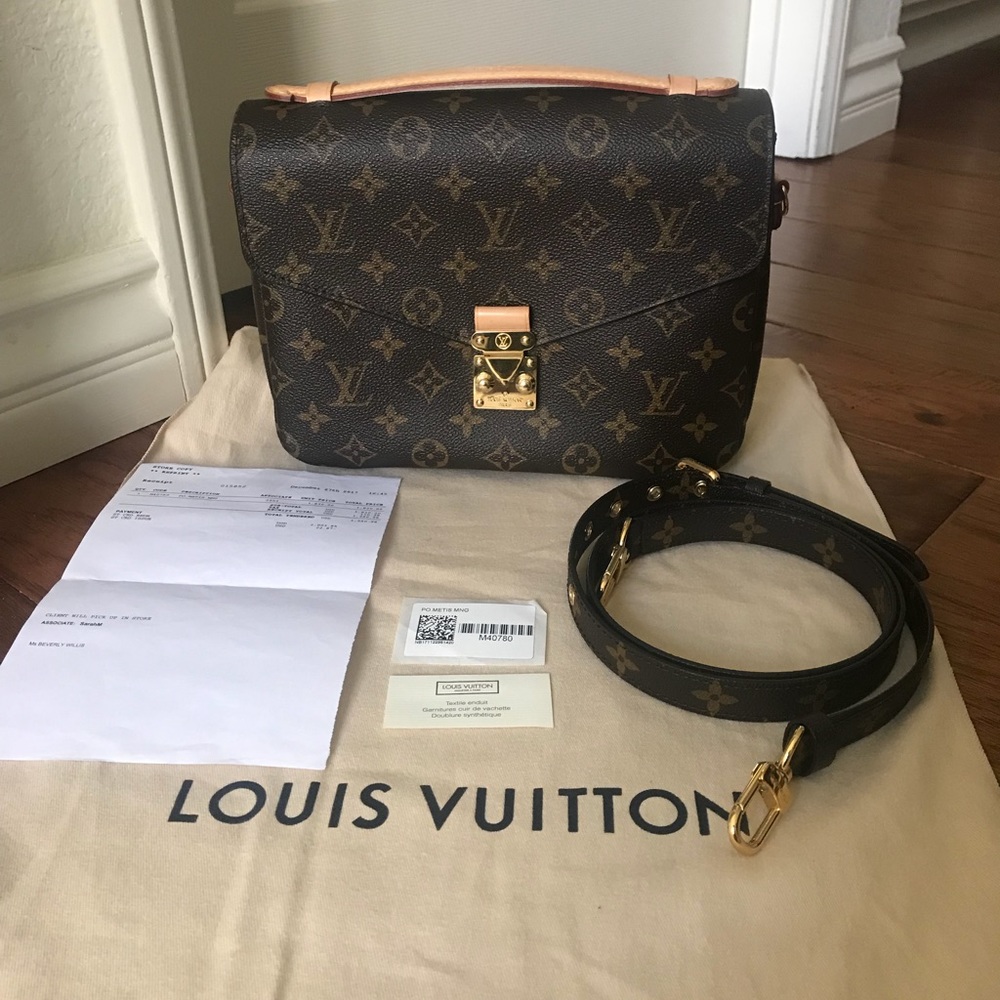SOLD !!!! Authentic LV Pochete Metis